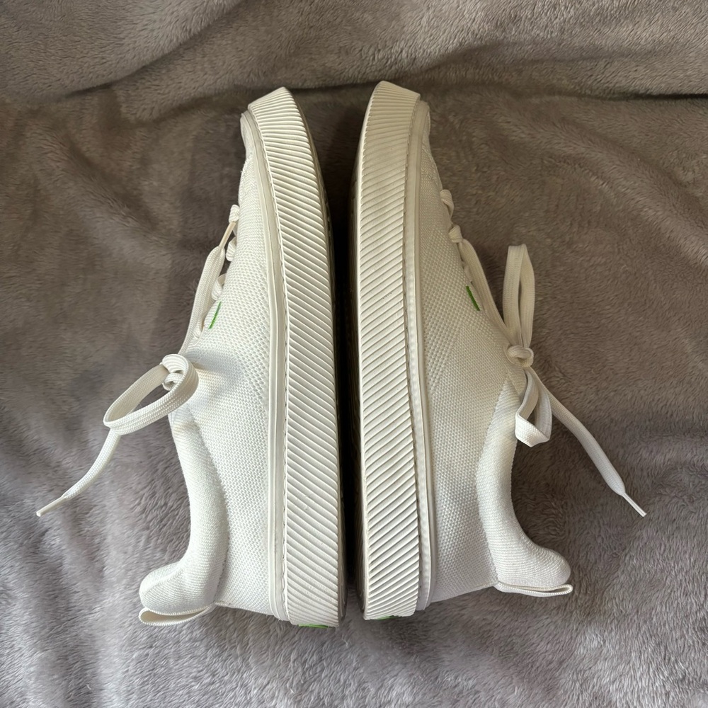 Cariuma White Knit Low-Top Sneakers with Green Details - Picture 6 of 9
